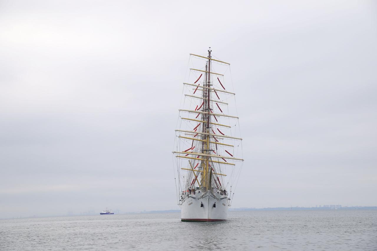 Dar Młodzieży wpływający do portu w Gdyni w dniu 14.09.2025