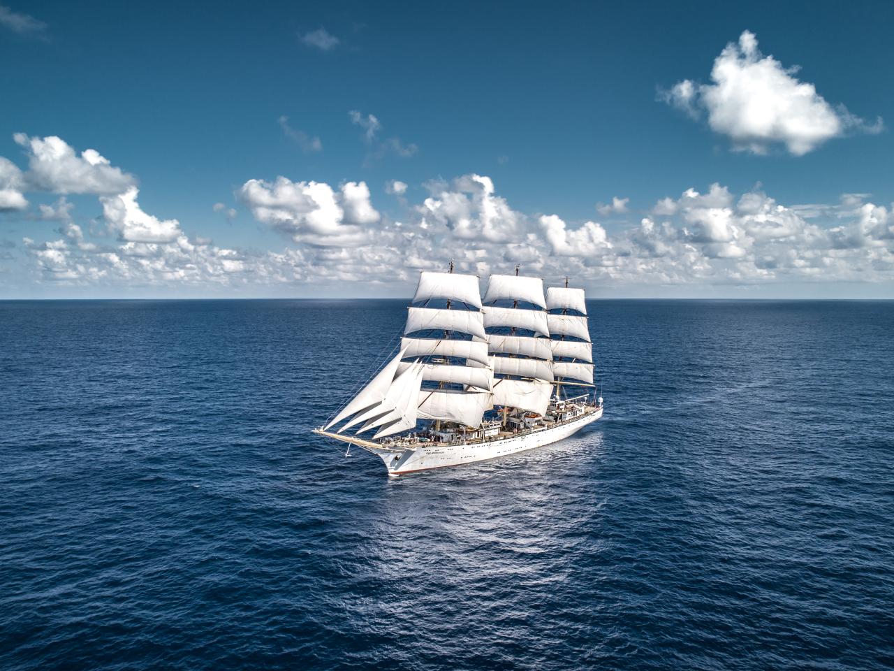 Dar Młodzieży na morzu pod żaglami