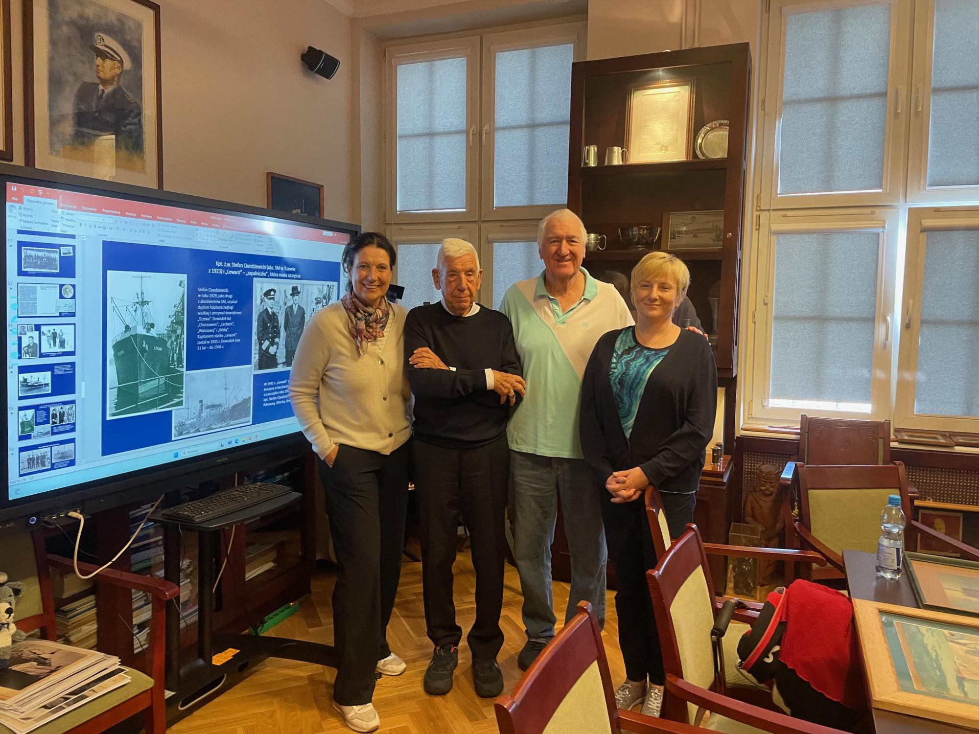 Tadeusz Ciundziewicki w Sali Tradycji UMG z córką i mieszkającym w USA naszym absolwentem Wydziału Elektrycznego z 1988 roku Andrzejem Niemczykiem