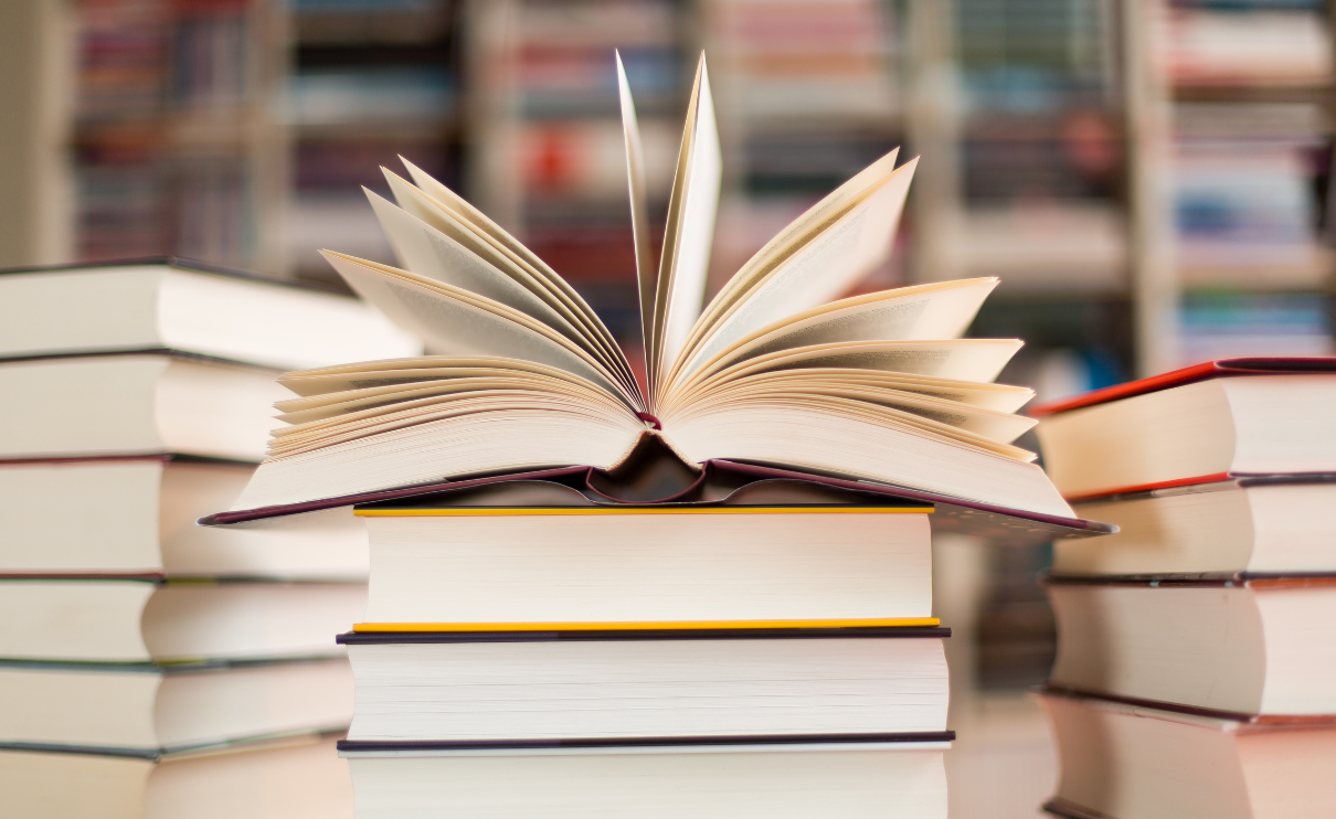 Książki leżące na blacie