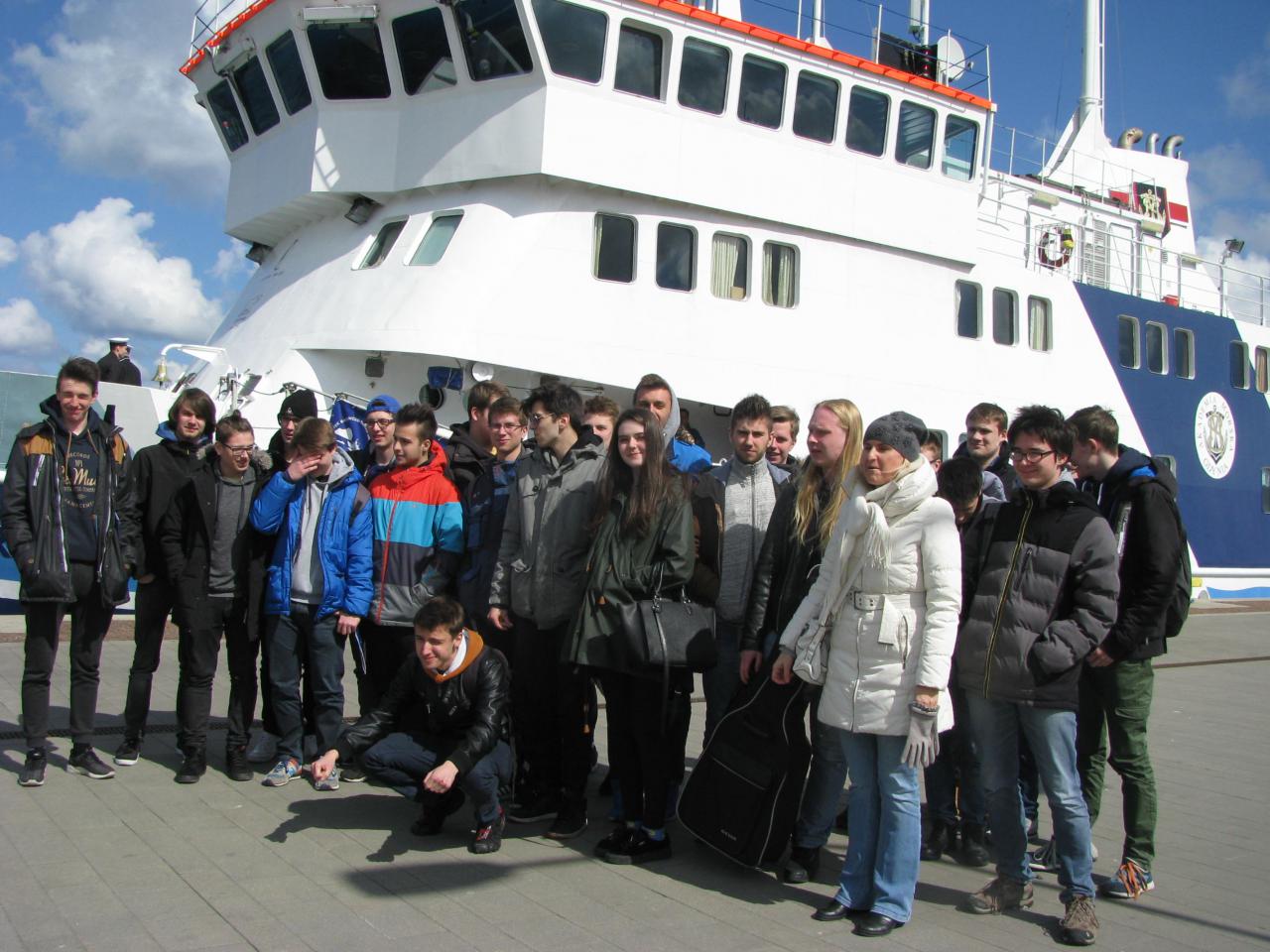 Uczniowie na statku szkolnym \"Horyzont II\" Uczniowie na statku szkolnym \"Horyzont II\"