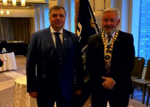 Prof. Glenn Blackwood przekazuje insygnia władzy nowemu przewodniczącemu Stowarzyszenia IAMU prof. Adamowi Weintritowi, rektorowi Uniwersytetu Morskiego w Gdyni. 14.02.2023, Tokio