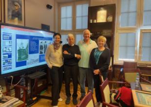 Tadeusz Ciundziewicki w Sali Tradycji UMG z córką i mieszkającym w USA naszym absolwentem Wydziału Elektrycznego z 1988 roku Andrzejem Niemczykiem