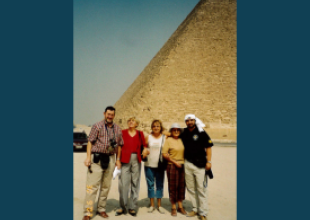 2003_AGA-4, Egipt_po lewej prof. Józef Lisowski, od prawej prof. Adam Weintrit. W środku prof. Doina Carp, profesor z uczelni w Konstancy w Rumunii