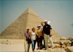 2003_AGA-4_Egipt_od lewej Rektor AMG prof. Józef Lisowski z żoną, prof. Bogumił Łączyński z żoną oraz prof. Adam Weintrit