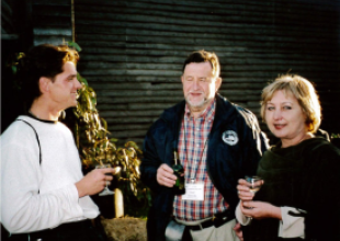 2004_AGA-5, Tasmania, Australia_po środku prof. Józef Lisowski, Rektor Akademii Morskiej w Gdyni_po lewej amerykański student polskiego pochodzenia, syn kapitana ż.w., absolwenta naszej Uczelni
