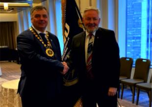 Prof. Glenn Blackwood przekazuje insygnia władzy nowemu przewodniczącemu Stowarzyszenia IAMU prof. Adamowi Weintritowi, rektorowi Uniwersytetu Morskiego w Gdyni. 14.02.2023, Tokio