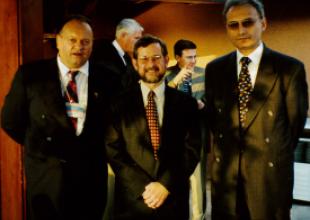 2000_Od prawej prof. Kamil Osman Sag Uniwersytet Techniczny w Stambule, Commandant UScG Christopher Young, Chairman STCW Subcommittee IMO, prof. Bogumił Łączyński Akademia Morska