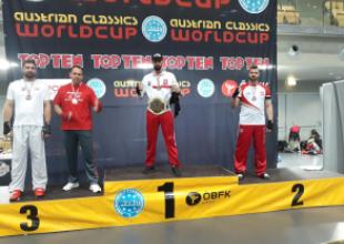 Jacek Kozłowski na podium podczas Pucharu  Świata w Kickboxingu 