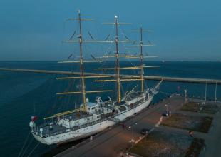 Świetlna choinka na \"Darze Młodzieży\"