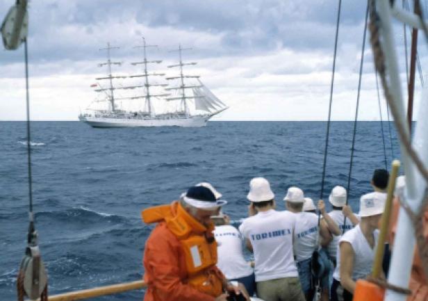 4.01.1984 r. - Ocean Indyjski (φ = 11º09,7’N; λ = 068º24’E) - \"Dar Młodzieży\" widziany z pokładu \"Pogorii\" (fot. http://www.schoolafloat.com/pogoria/gallery.htm)