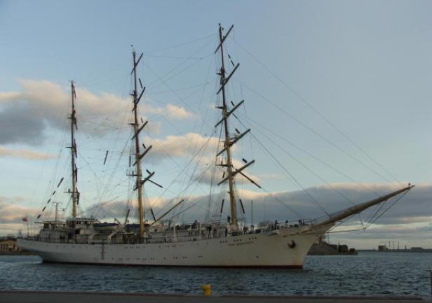 2.12.2013 r. - \"Dar Młodzieży\" wychodzi z Gdyni (fot. A. Gosk)