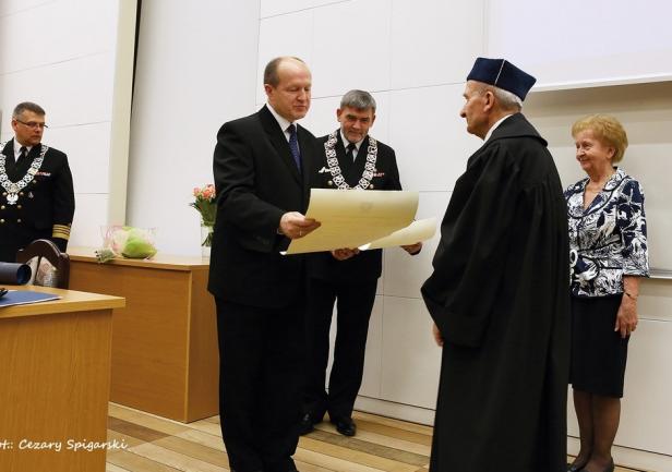 Kontradmirał Czesław Dyrcz wręcza akt nadania doktoratu honoris causa