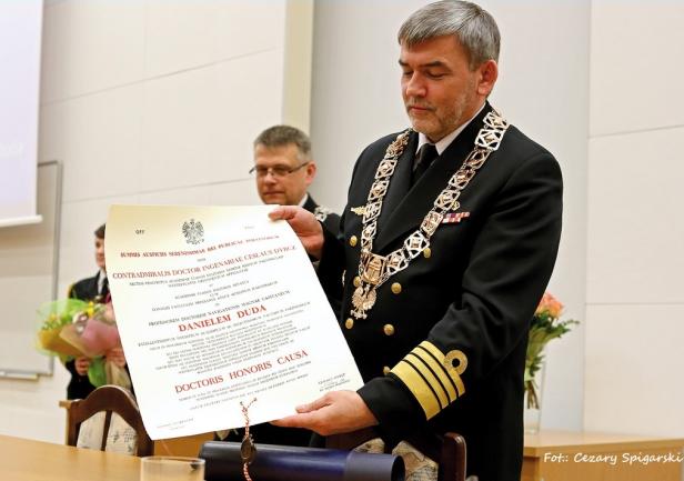 Rektor – komendant AMW, prof. dr hab.Tomasz Szubrycht prezentuje akt  nadania  doktoratu hc