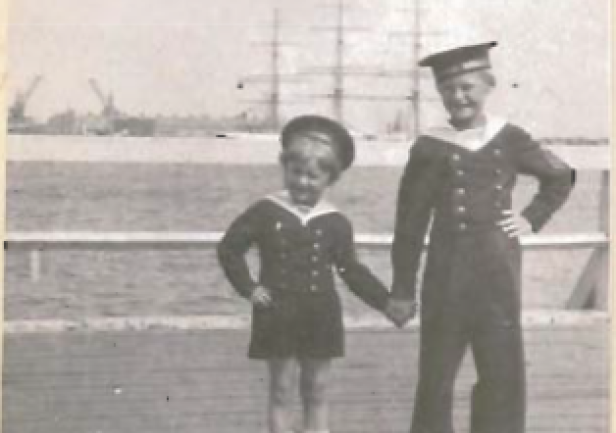 Barbara Kosianowska (z lewej) z bratem Andrzejem w przedwojennej Gdyni; z materiałów nadesłanych do Sali Tradycji przez B. Kosianowską-Berner