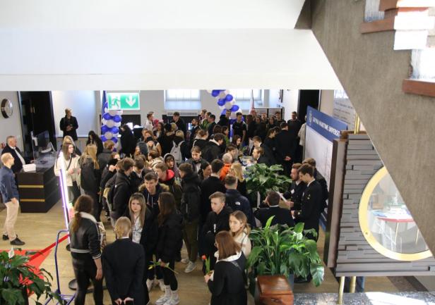 Punkt informacyjny w budynku głównym UMG