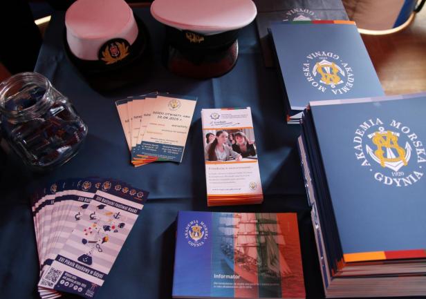 Stoisko AMG podczas targów edukacyjnych w Kolnie, fot. Katarzyna Okońska Stoisko AMG podczas targów edukacyjnych w Kolnie, fot. Katarzyna Okońska