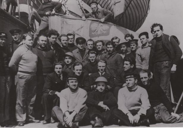 Załoga z m/s \"Chrobry\" na pokładzie \"Ulster Monarch\", 1940 r.