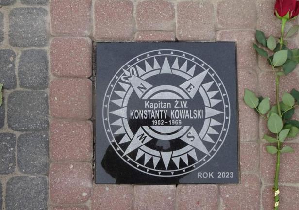 pamiątkowa tablica w Alei Zasłużonych Ludzi Morza w Rewie