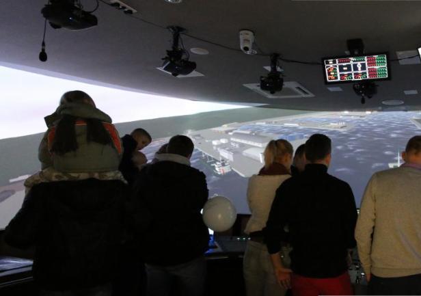 Symulator Mostka Nawigacyjnego podczas 23 Finału WOŚP, fot. Magdalena Bergańska Symulator Mostka Nawigacyjnego podczas 23 Finału WOŚP, fot. Magdalena Bergańska