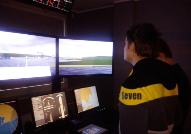 Uczniowie w Symulatorze Nawigacyjnym  Symulator Nawigacyjny