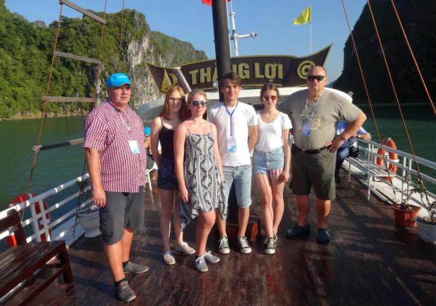 Delegacja Akademii Morskiej w Gdyni na AGA-17 w trakcie rejsu po zatoce Ha Long.