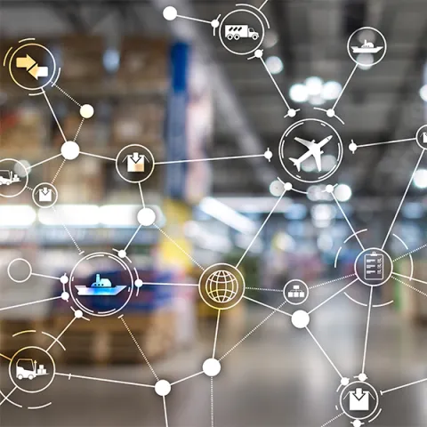 Ikony symbolizujące transport, w tle hala magazynowa