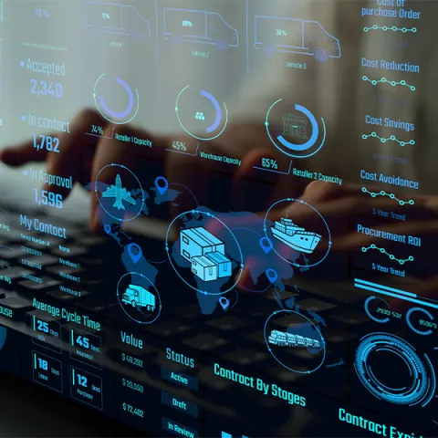 Szyba z ikonkami symbolizującymi transport, w tle dłonie na klawiaturze komputera