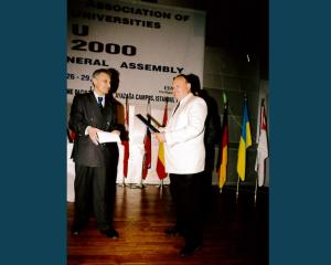 26-29.06.2000 Stambuł, Turcja_prof. Bogumił łączyński odbiera dokument potwierdzający członkostwo Akademii Morskiej w Gdyni w strukturach IAMU od momentu założenia Stowarzyszenia