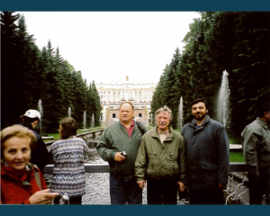 2005_Spotkanie grupy roboczej IAMU w Leningradzie_Na zdjęciu prof. Bogumił łączyński, prof. Adam Weintrit oraz z uczelni w Leningradzie prof. Władimir Łoginowski_Peterhof