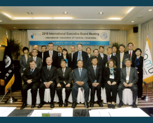 17-18.04.2010_Spotkanie przygotowawcze w Busan w Korei Pd, w pierwszym rzędzie pierwszy z lewej prof. Romuald Cwilewicz, Rektor AMG, w trzecim rzędzie drugi od lewej prof. Bogumił Łączyński