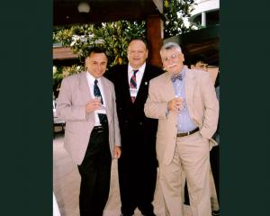 2000_Od lewej prof. Jerzy Hajduk Akademia Morska w Szczecinie, prof. Bogumił Łączyński Akademia Morska w Gdyni, prof. Brad Lima, Massachusetts Maritime Academy