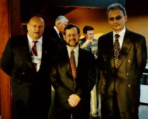2000_Od prawej prof. Kamil Osman Sag Uniwersytet Techniczny w Stambule, Commandant UScG Christopher Young, Chairman STCW Subcommittee IMO, prof. Bogumił Łączyński Akademia Morska