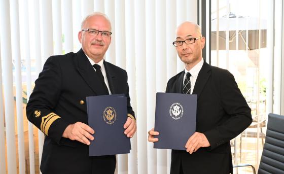 Dziekan Wydziału Morskiego prof. Katsutoshi Hirayama, prof. dr hab. inż. Krzysztof Czaplewski, Dyrektor Instytutu Morskiego UMG