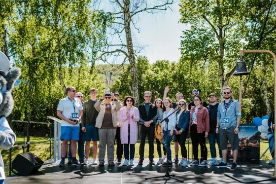 Zwycięska drużyna Wydziału Nawigacji z panią poseł Dorotą Arciszewską-Mielewczyk i JM Rektorem prof. Januszem Zarębskim. Fot. Radosław Czaja.